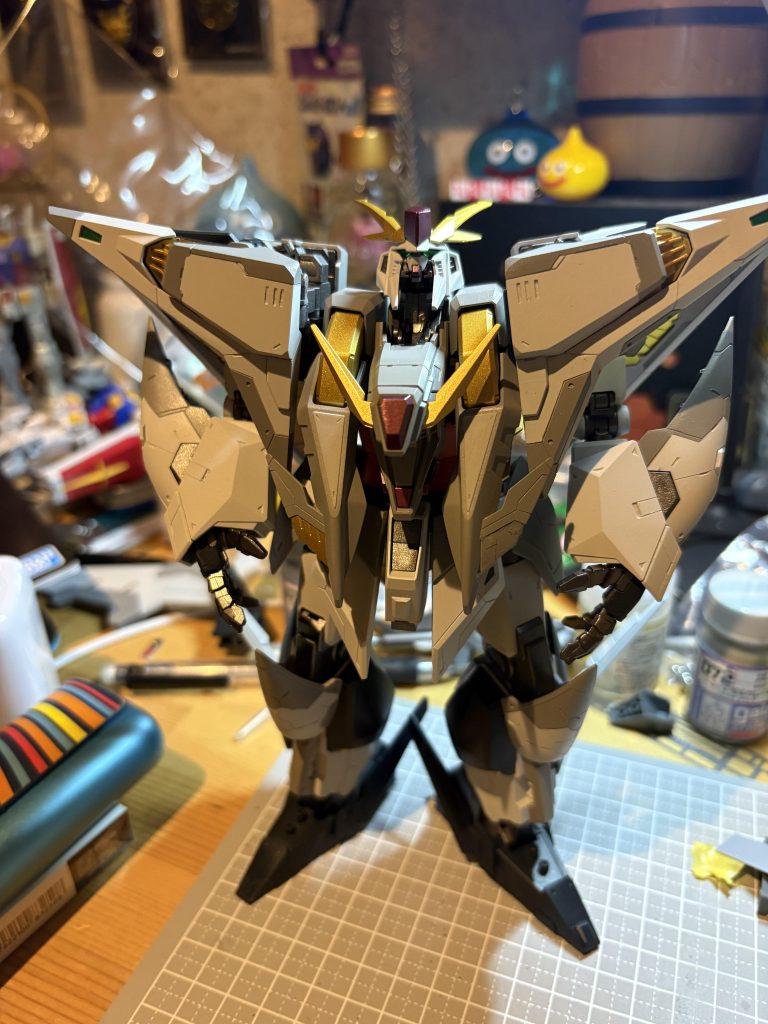 塗装完了後です。机が汚くてすいません🙇初めてのエアブラシに感動しました。この時点でデカール張りを考えてなかったので、この後のデカール配置にはかなり悩みました😩本当に、ガンスタの投稿者さんや動画投稿者さんを参考になんとか完成できました。