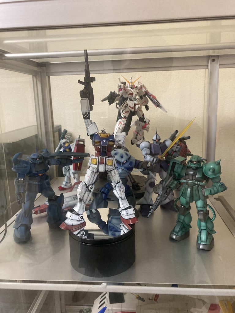 ショーケース内でクルクル回転中です笑