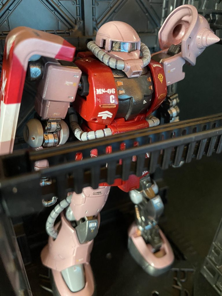 シャア専用ザクは今までに色々な方向性のキットが幾つも立体化されてますが、使ったの以前ザクⅠを作って感銘を受けたオリジンHGのキットです。デティール、可動域、豊富な武装、コスパと組み易さなど、高次元でバランスの取れた神キット！HGでありながら内部フレームの再現なども。オリジンザクはカラーリングがより赤みがかった設定色になっているので、マスターグレードやRGをイメージしたシャアピンクと、動力パイプを中心にグレー部分を足してまとめてみました。