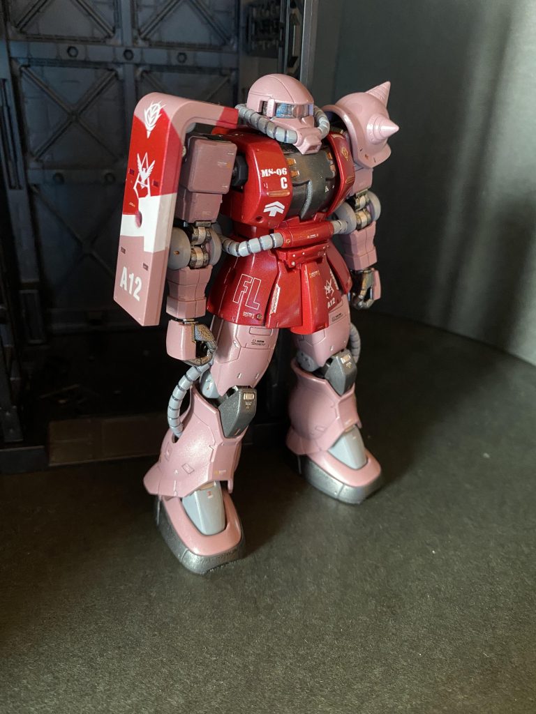 前作の投稿より一ヶ月くらい開いてしまいましたが、その間もプラモを作っていなかった訳ではなく、人生初の展示会に参加させて頂いたり、再販に翻弄されて東西奔走したり、チマチマ制作を続けたりしていたモーリースです。作りたいガンプラが見つからない訳では無く、むしろあり過ぎて順番が決まらず手が付けられなかったんですが、欲しかった再販品などがひと通り手に入ったことで、ようやく道筋が定められました❗️そこで、満を持して取り掛かったのがシャアザクです。意外なんですが、ここまでガンプラをやってきてシャアザクを作るのはこれが初めてになります。