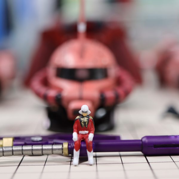 PG シャアザクをPGU ガンダムと並べたいとご友人からの依頼で作成することにしました。PGUと並べるのならやっぱりディテールなどアレンジのバランスも意識したいと思い、大幅に独自解釈を入れさせていただきました。初めてのPGだったのですが、想像以上に大きかったですね。（6枚目）