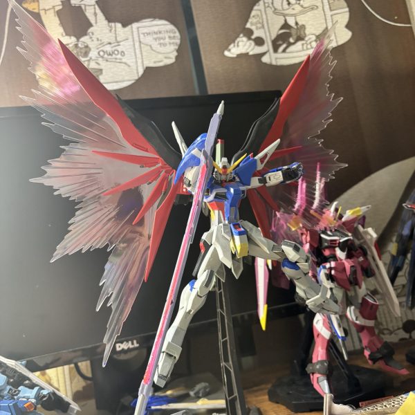 お久しぶりです、以前紹介したMGフリーダムの制作を進めていたのですが、たびたび行き詰まり悩むたびにこちらのデスティニーを制作していたのでご紹介をば。フリーダムの方は頬のフィン状モールドの作り直しを繰り返している状態です。中々良い感じにならなく悪戦苦闘中＿|￣|○（3枚目）