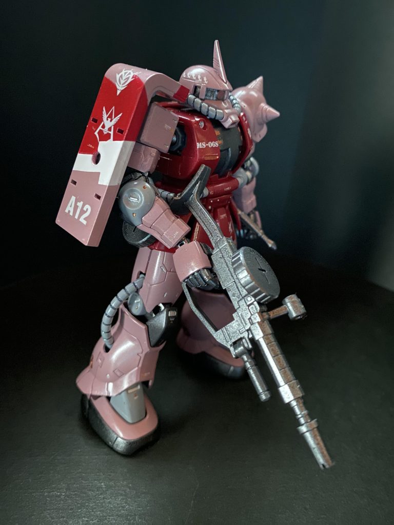 シャアザクとしては余剰パーツ扱いの部分も使って、最初にシャアが搭乗したと言われるC型と、お馴染みS型のコンバーチブルとしました。全体的に必要充分にモールドが入っているキットですが、唯一寂しいと思えたモノアイ周辺をモノアイレールのモールド彫りとHアイズ化、透明プラ板でのモノアイシールド制作を行ってデティールアップを行いました。シールドにはハードポイントとして3mm穴の追加と、ヅダ1号機を参考にしたスプリッター迷彩を塗装してみました。