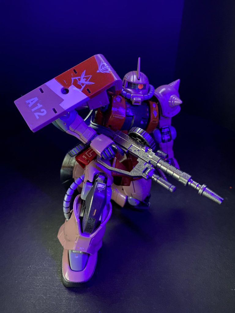 ザクなのに、膝立ちがキマるところもこのキットのスゴいところなんですよねー