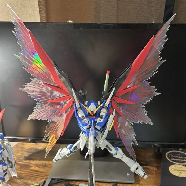 お久しぶりです、以前紹介したMGフリーダムの制作を進めていたのですが、たびたび行き詰まり悩むたびにこちらのデスティニーを制作していたのでご紹介をば。フリーダムの方は頬のフィン状モールドの作り直しを繰り返している状態です。中々良い感じにならなく悪戦苦闘中＿|￣|○（1枚目）