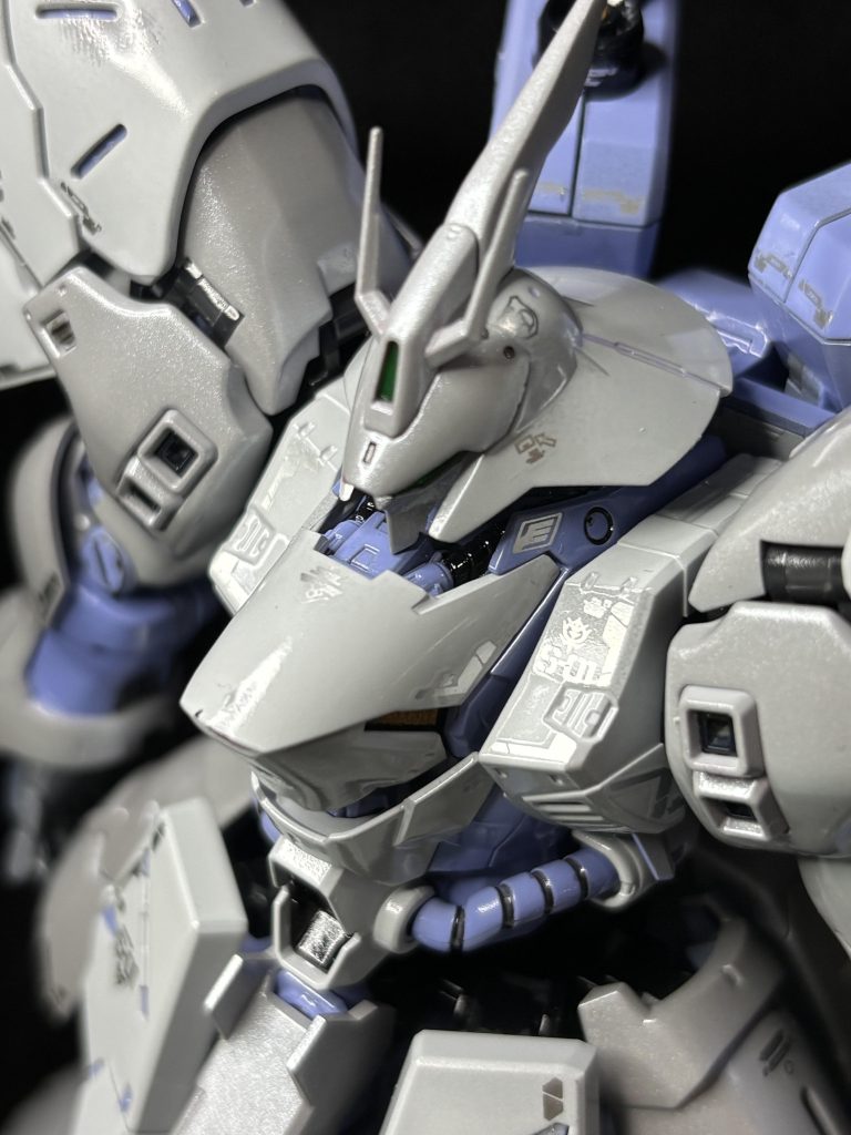 デカールはRGサザビーのメタリック？を使用しています。