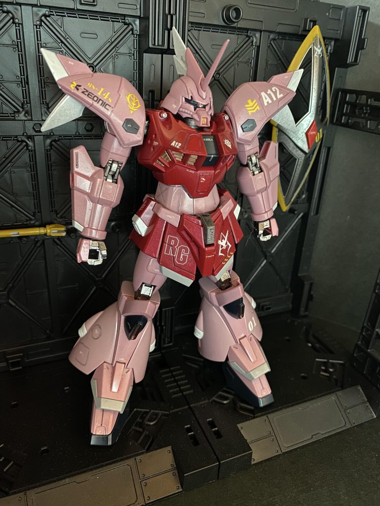 ということで、シャア専用ゲルググカラーで塗り上げました顔がブタ鼻じゃないとか、どちらかと言うとジンとかマラサイだよね?とか、スリム過ぎるとか、色々言われているけど、仕上げてみればそれはもうゲルググ❗️笑あと、設定画から立体化にあたって、また数段カッコ良くなってる!カラーは前回のシャアザクをほぼ踏襲してます。