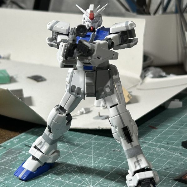 実は肩関節引き出しにより精密射撃が出来ます。もちろんドンキーコングみたいなポーズも出来ます。中のGフレームと外装は磁石によってくっ付いてるので可動によって外装が動いてもパカパカしません。ちなみに上半身に比べて下半身はGフレームを組み込んでないので全然可動しません。笑話は変わりますが、RGシャイニングガンダム手に入らず悔しさのあまり某中古ショップでHGのデルタプラスを購入してやりました。イフリートと悩んだんですが、弄り甲斐がありそうだったデルタプラスに軍配が上がりました。そろそろ制作スピード上げてかないと積みプラがヤバい事になってきた😱（1枚目）