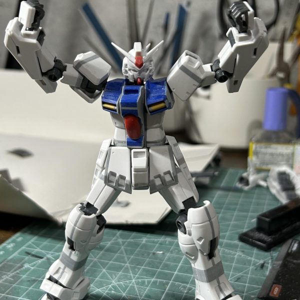 実は肩関節引き出しにより精密射撃が出来ます。もちろんドンキーコングみたいなポーズも出来ます。中のGフレームと外装は磁石によってくっ付いてるので可動によって外装が動いてもパカパカしません。ちなみに上半身に比べて下半身はGフレームを組み込んでないので全然可動しません。笑話は変わりますが、RGシャイニングガンダム手に入らず悔しさのあまり某中古ショップでHGのデルタプラスを購入してやりました。イフリートと悩んだんですが、弄り甲斐がありそうだったデルタプラスに軍配が上がりました。そろそろ制作スピード上げてかないと積みプラがヤバい事になってきた😱（3枚目）