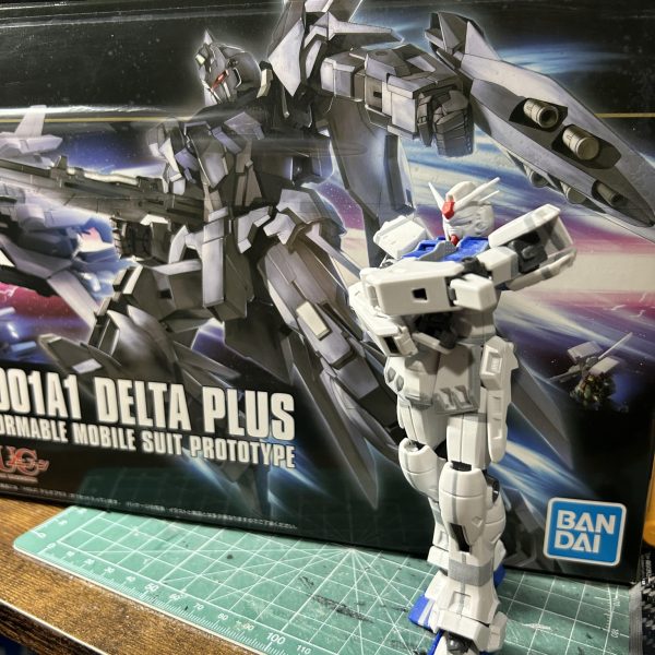 実は肩関節引き出しにより精密射撃が出来ます。もちろんドンキーコングみたいなポーズも出来ます。中のGフレームと外装は磁石によってくっ付いてるので可動によって外装が動いてもパカパカしません。ちなみに上半身に比べて下半身はGフレームを組み込んでないので全然可動しません。笑話は変わりますが、RGシャイニングガンダム手に入らず悔しさのあまり某中古ショップでHGのデルタプラスを購入してやりました。イフリートと悩んだんですが、弄り甲斐がありそうだったデルタプラスに軍配が上がりました。そろそろ制作スピード上げてかないと積みプラがヤバい事になってきた😱（4枚目）