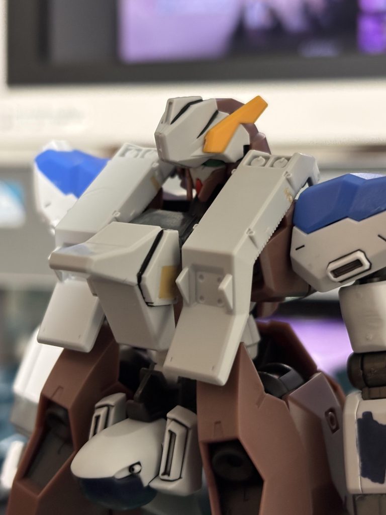 パテを使って胸部にフルドドのパーツ、頭部のアドバンスドヘイズルのセンサーを接続。股間部分にプリムローズIIを3mm穴を介して接続しました。