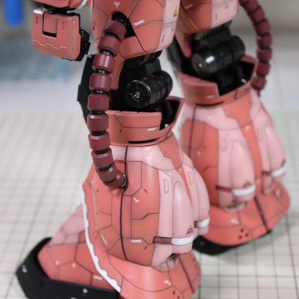 PG シャアザクをPGU ガンダムと並べたいとご友人からの依頼で作成することにしました。PGUと並べるのならやっぱりディテールなどアレンジのバランスも意識したいと思い、大幅に独自解釈を入れさせていただきました。初めてのPGだったのですが、想像以上に大きかったですね。（5枚目）