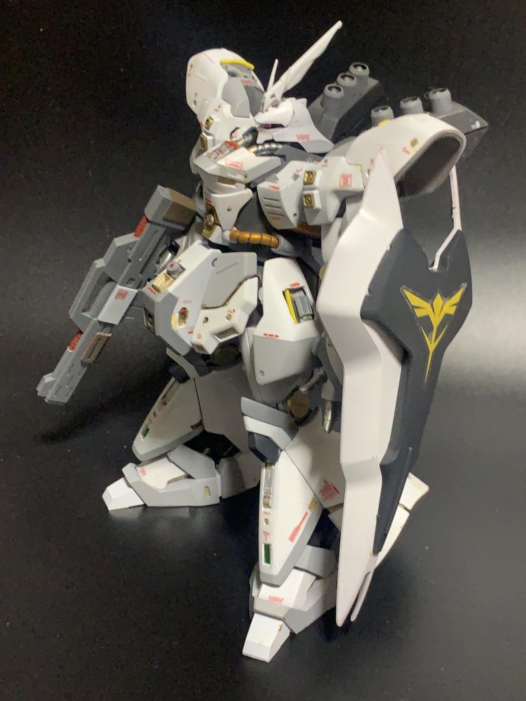 ノーマルのHGサザビーを白基調で製作してみました。