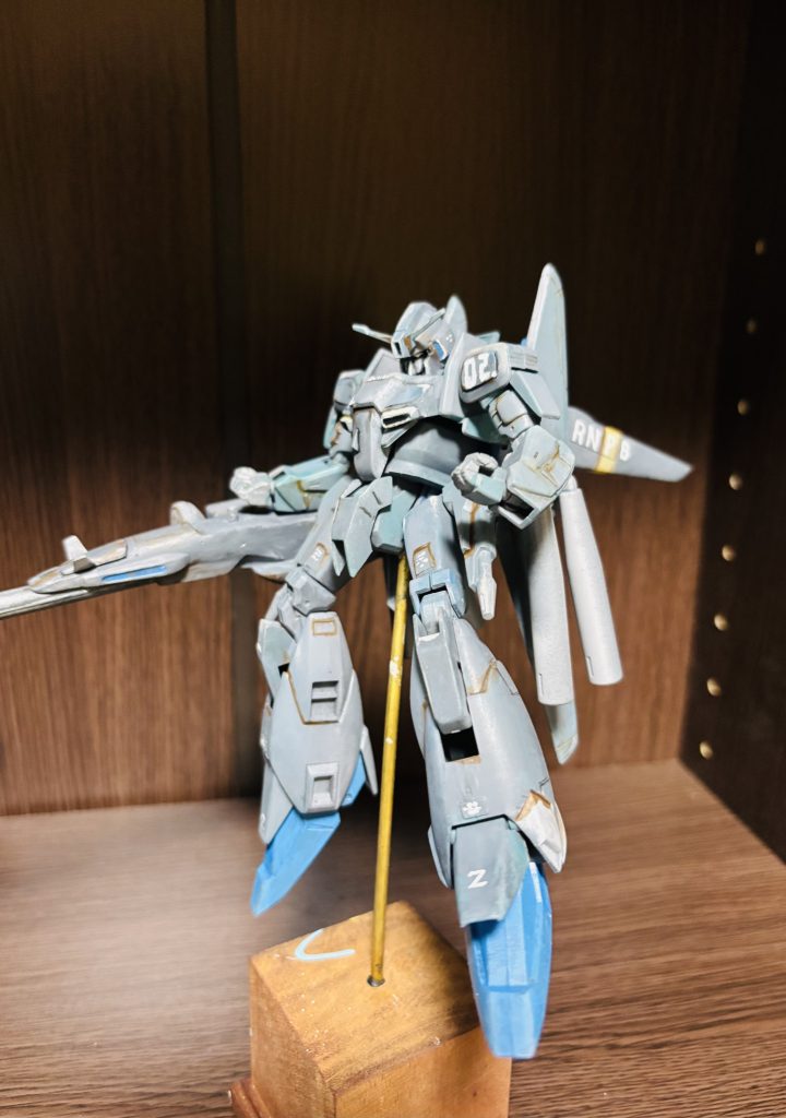 作品名：ゼータプラス<p>小顔改造失敗です😅顔を作り直す元気もパテもなかったので、無理やり塗装で誤魔化しました。モールドが潰れてもある程度カバーできるのは筆塗りのいいところですね…</p>