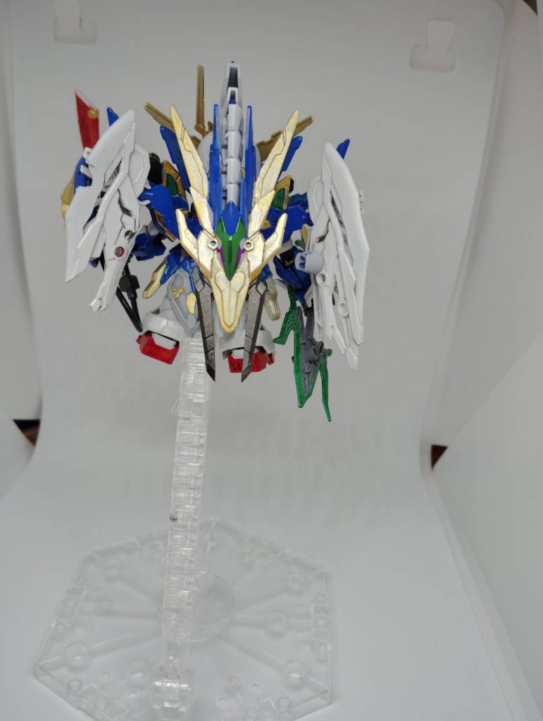 アルトロンガンダムの試作機なのでフーティエ装備も、さらにフーティエの羽の片方を少し割り、暴走して傷をおったような表現を自分なりにやってみました