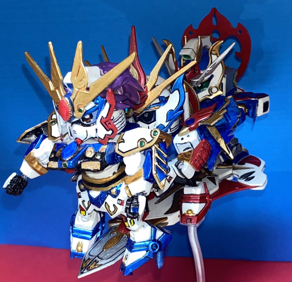 コミックワールドで、３人盾に乗っていたので、乗せてみました！！かなりギュウギュウ(>_<)