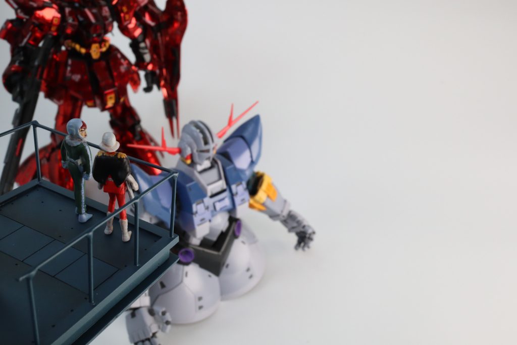 「大佐用にジオングを用意しました、ご搭乗ください」「後ろのほうが赤いし強そうなのだが」「大佐のニュータイプ能力は未知数です、後ろのヤツは大佐には14年早いです」