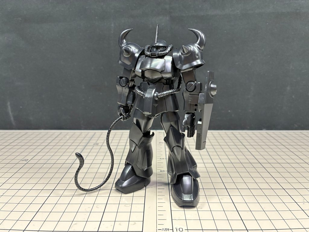 グフ 最初の姿HGUC009グフには違いないですが、使用したのはエコプラ版のグフ通常版は既に一般流通から外れているのでレア物になっている…一方でエコプラ版はガンダムベースなどのバンダイの直販店限定商品として入手できる事があるので、現在はこちらの方が入手機会が多い…かも