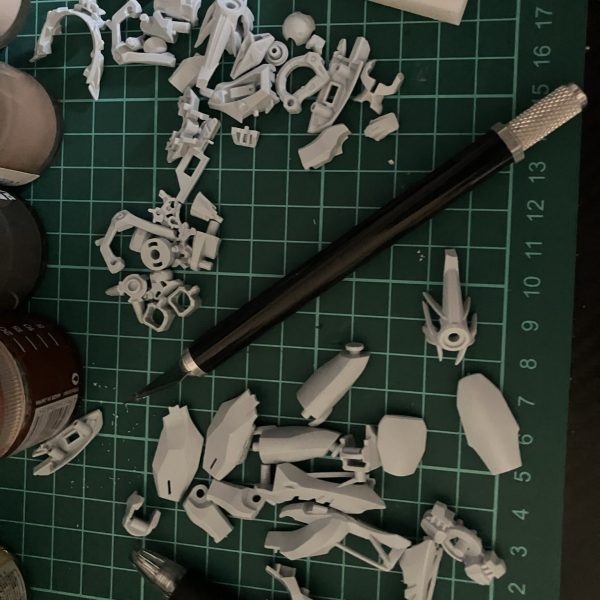 どうも皆様　はじめまして！ガンスタに復帰いたします　まずは赤いガンダムが買えなかったので、やっと購入できたジークアクスを作ります！最近、ガンプラにながい時間を割けなくなり投稿頻度が低いため　お試し投稿しておりましたゆっくりではありますがガンプラ作りますのでお時間お暇がございましたら　見て見てください！でわでわ、よろしくお願いいたします🙏（1枚目）