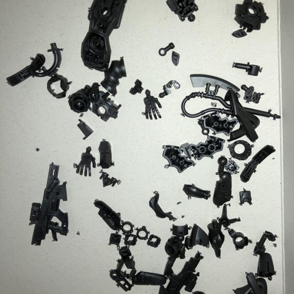 どうも皆様　はじめまして！ガンスタに復帰いたします　まずは赤いガンダムが買えなかったので、やっと購入できたジークアクスを作ります！最近、ガンプラにながい時間を割けなくなり投稿頻度が低いため　お試し投稿しておりましたゆっくりではありますがガンプラ作りますのでお時間お暇がございましたら　見て見てください！でわでわ、よろしくお願いいたします🙏（2枚目）