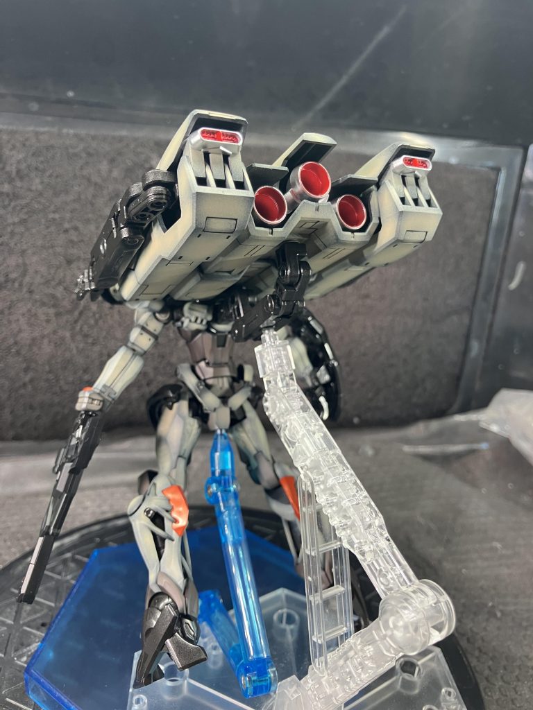 サブアームを折りたたむ事で格納して、巡航形態に可変します