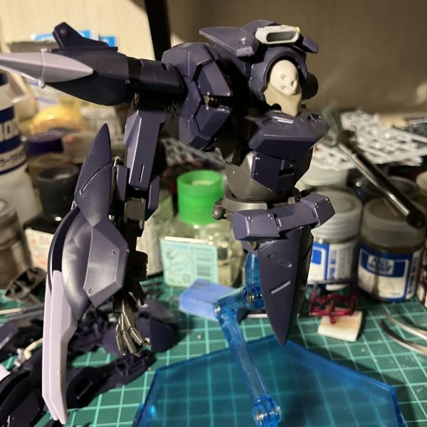 皆さまお疲れ様です、本日の作業は終了です。百里のパーツを切り貼りしながら、ベースを作っております、なるべく百里本体を無駄にしないように考えながら・・・時間が足りないよw右往左往しながら作っているのでまだまだ時間がかかりそうですが、打倒ガンダムを目標に頑張ります！お時間お暇がありましたら見てやってください！でわでわおやすみなさい。閲覧ありがとうございました😊