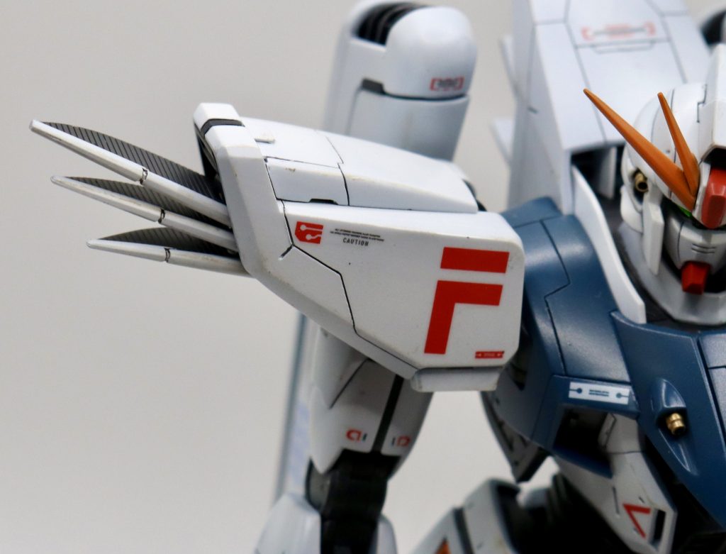 肩を縮めていますが、ちゃんとフィンは展開可能（これぞF91！）ただ、フィンがゆるゆるなので、この写真だけで我慢・・・接着するのもアリかもですが・・・