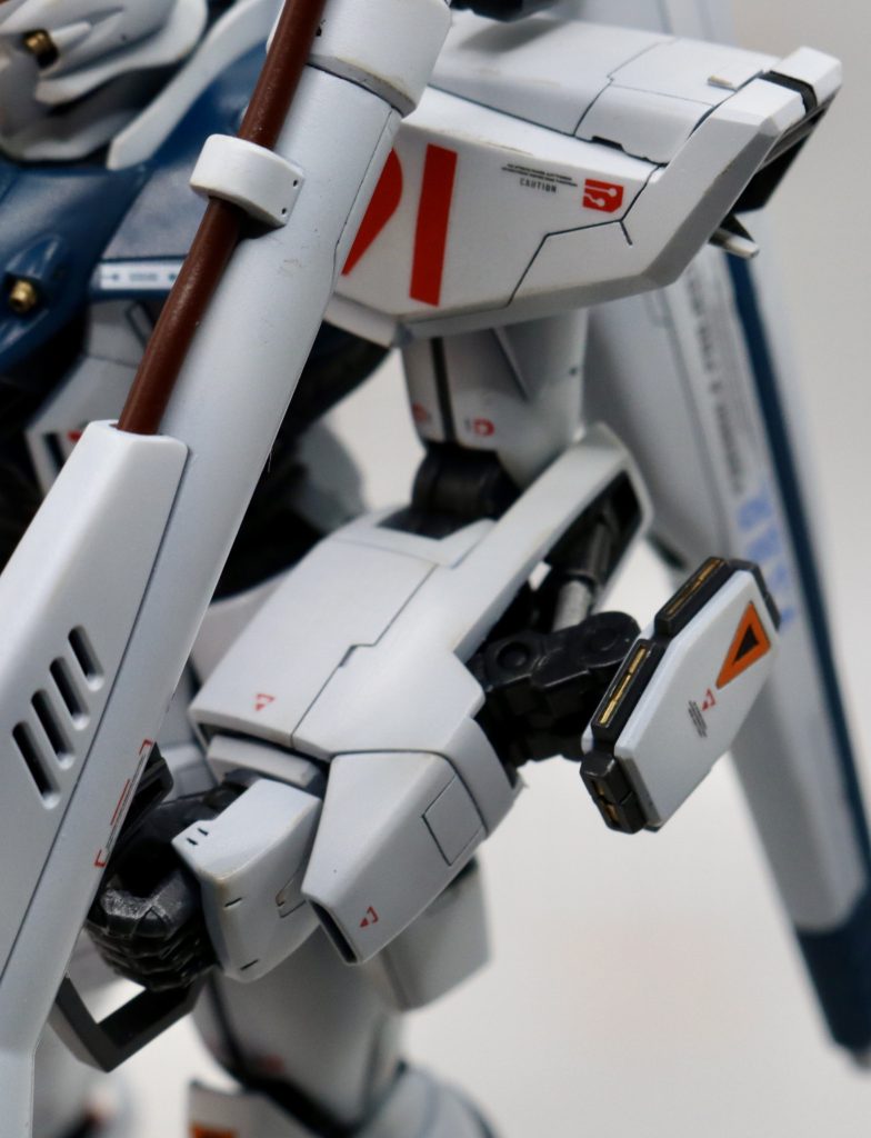 左腕・・・横幅を切り詰めても、ちゃんとビームシールドは展開できるようにしています塗分けもいい感じ？