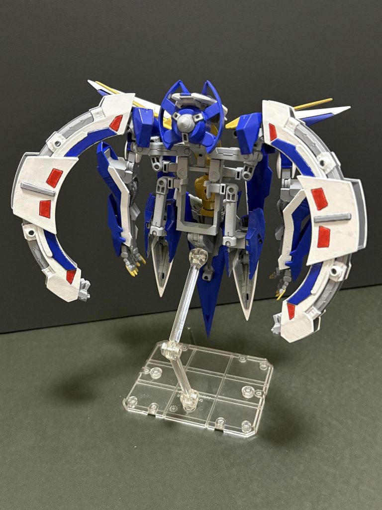 今回は『コードギアス 奪還のロゼ』に登場するKMF、Zi-アルテミスをガンプラ他さまざまなプラモを使いミキシングで再現してみました。フォートレスモードへの可変機構に加え、前回作成したアポロとの合体も再現しています。