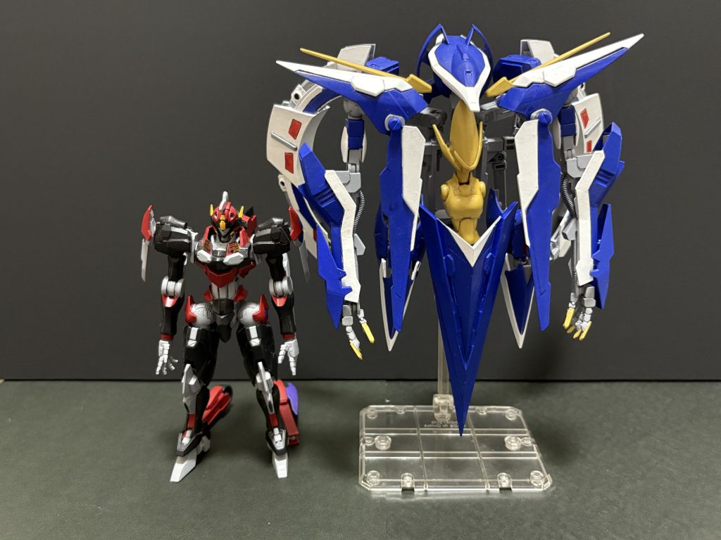 アポロとのサイズ比較。設定でアルテミスの高さは、通常のKMFの1.5倍ほどあり、作品の高さも1/00相当です。フロートユニットで横幅もあるため、ボリュームのある作品に仕上がりました。