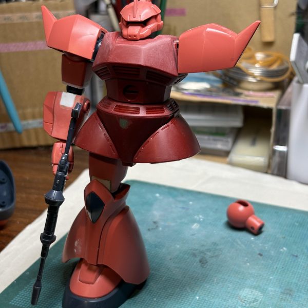 腕の長さなどの確認のため半身だけ組んで眺めました。ゲルググって片腕片脚で普通に立つのですね😳完成までまだたくさん楽しめそうです（3枚目）