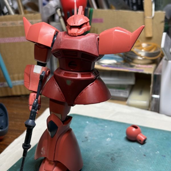 腕の長さなどの確認のため半身だけ組んで眺めました。ゲルググって片腕片脚で普通に立つのですね😳完成までまだたくさん楽しめそうです（1枚目）