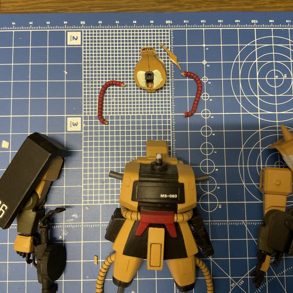 ここ数週間かけて、旧キットMS-06D デザートザクを改修しています。主な改修箇所は次のとおりです。•頭部：モノアイレール支柱とアンテナを作り直し、　　　　頭部全体を後ろにオフセット•膝関節：作り直し（可動パーツを２mm埋め込み）•下腿部：エポキシパテで形状変更•足の甲：形状変更、接続パーツ作り直し（2枚目）