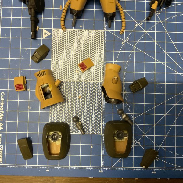 ここ数週間かけて、旧キットMS-06D デザートザクを改修しています。主な改修箇所は次のとおりです。•頭部：モノアイレール支柱とアンテナを作り直し、　　　　頭部全体を後ろにオフセット•膝関節：作り直し（可動パーツを２mm埋め込み）•下腿部：エポキシパテで形状変更•足の甲：形状変更、接続パーツ作り直し（3枚目）