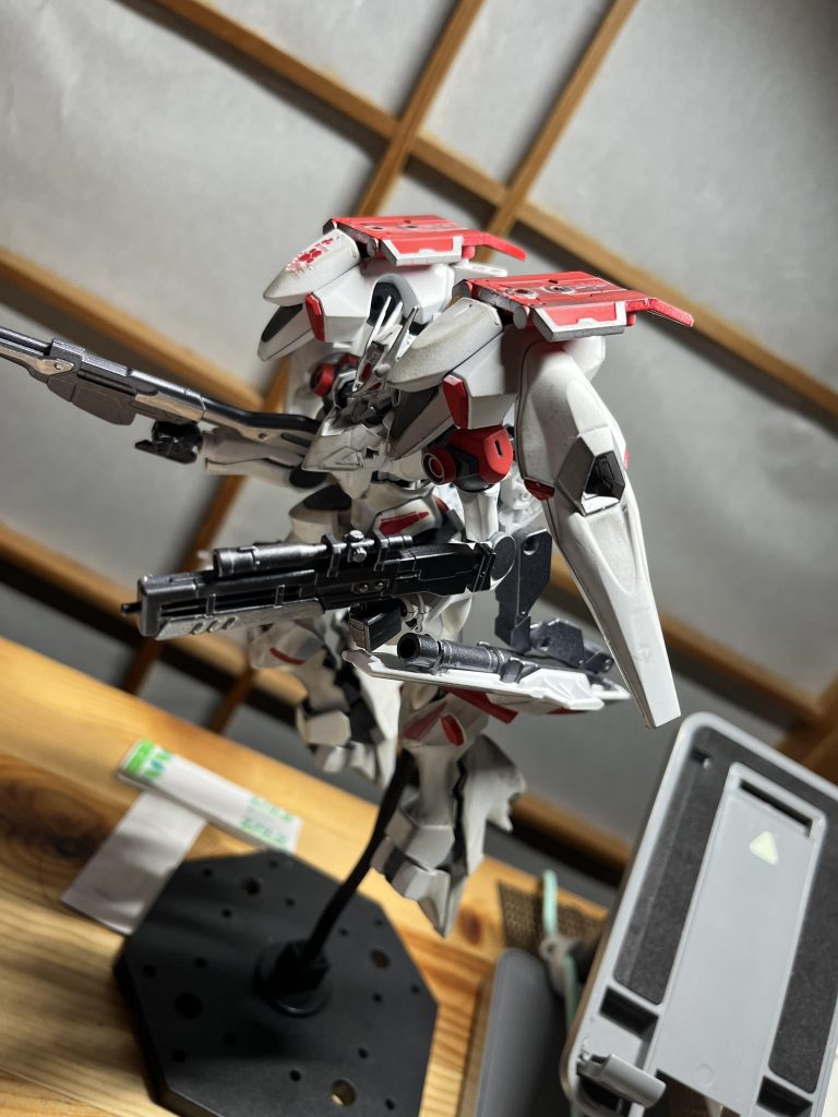 メインは白、サブは赤、ビットなどはシルバー、フレームはガンメタルで塗装。武装は従来のものに加えて、ビームライフル、S.T.B(サイドツインブラスター)をつけました。S.T.Bはメテオホッパーのサイドのやつです。