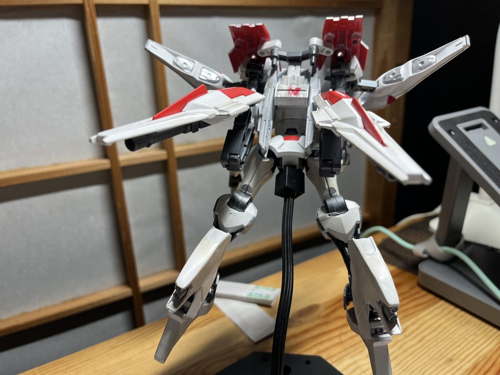 飛行形態になると、S.T.Bも羽の一部となってより派手になります。