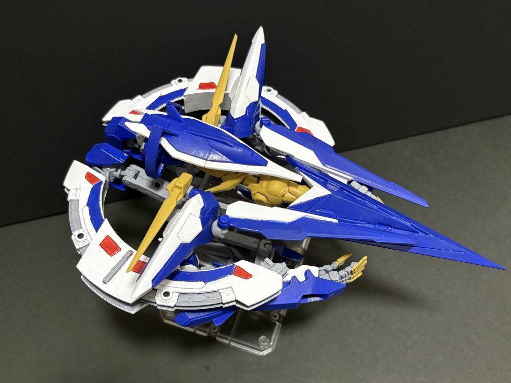 フォートレスモードへの変形を差し替えなしで再現しています。ウルトラシリーズに登場する戦闘機のような、しずく型のフォルムが美しいです。