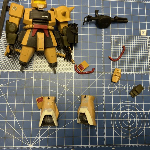 ここ数週間かけて、旧キットMS-06D デザートザクを改修しています。主な改修箇所は次のとおりです。•頭部：モノアイレール支柱とアンテナを作り直し、　　　　頭部全体を後ろにオフセット•膝関節：作り直し（可動パーツを２mm埋め込み）•下腿部：エポキシパテで形状変更•足の甲：形状変更、接続パーツ作り直し（5枚目）