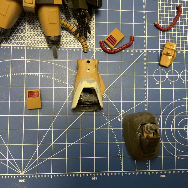 ここ数週間かけて、旧キットMS-06D デザートザクを改修しています。主な改修箇所は次のとおりです。•頭部：モノアイレール支柱とアンテナを作り直し、　　　　頭部全体を後ろにオフセット•膝関節：作り直し（可動パーツを２mm埋め込み）•下腿部：エポキシパテで形状変更•足の甲：形状変更、接続パーツ作り直し（4枚目）