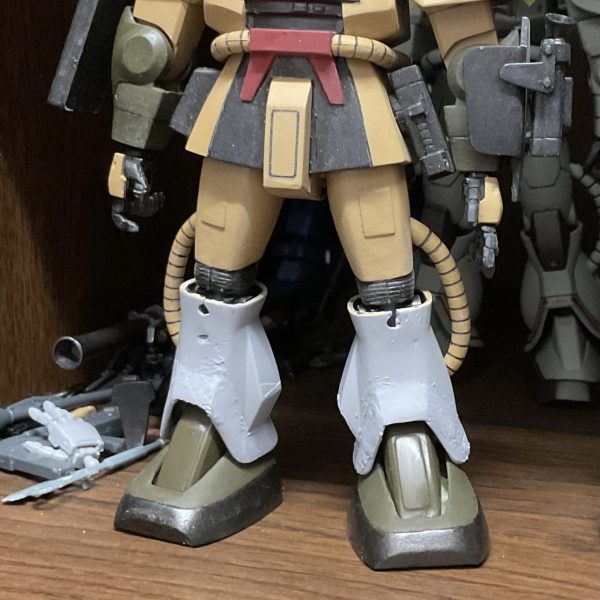 ここ数週間かけて、旧キットMS-06D デザートザクを改修しています。主な改修箇所は次のとおりです。•頭部：モノアイレール支柱とアンテナを作り直し、　　　　頭部全体を後ろにオフセット•膝関節：作り直し（可動パーツを２mm埋め込み）•下腿部：エポキシパテで形状変更•足の甲：形状変更、接続パーツ作り直し（1枚目）