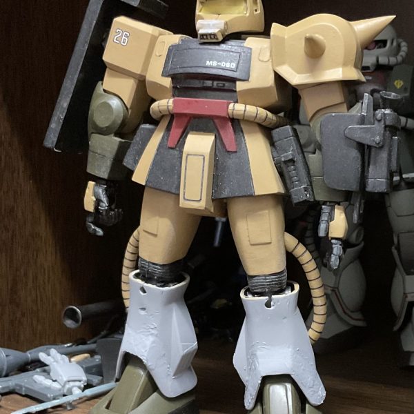 ここ数週間かけて、旧キットMS-06D デザートザクを改修しています。主な改修箇所は次のとおりです。•頭部：モノアイレール支柱とアンテナを作り直し、　　　　頭部全体を後ろにオフセット•膝関節：作り直し（可動パーツを２mm埋め込み）•下腿部：エポキシパテで形状変更•足の甲：形状変更、接続パーツ作り直し（6枚目）