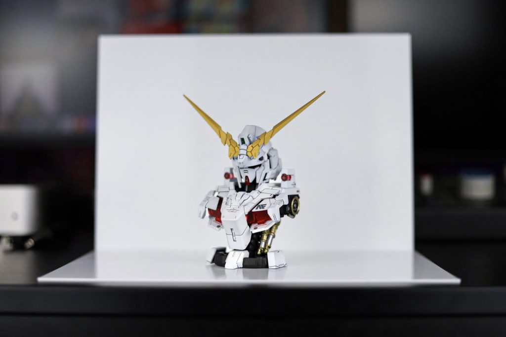 100均のプラ板を背景に使ってますがサイズ的にHGが限界ですね。MGは大きすぎてはみ出ちゃうので別の探してます。良いのあったら教えてください！
