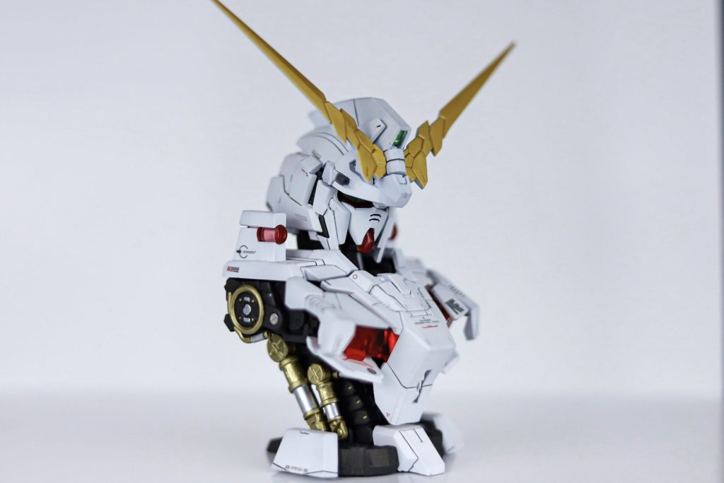 ルミナスユニットは赤色を使用しました。頭部には緑色の磁石LEDを使用しています。前回のユニコーンモードはサイコフレームが緑色でしたがそれに比べてあまり光ってるようには見えませんでした。(写真の撮り方かもしれませんが)