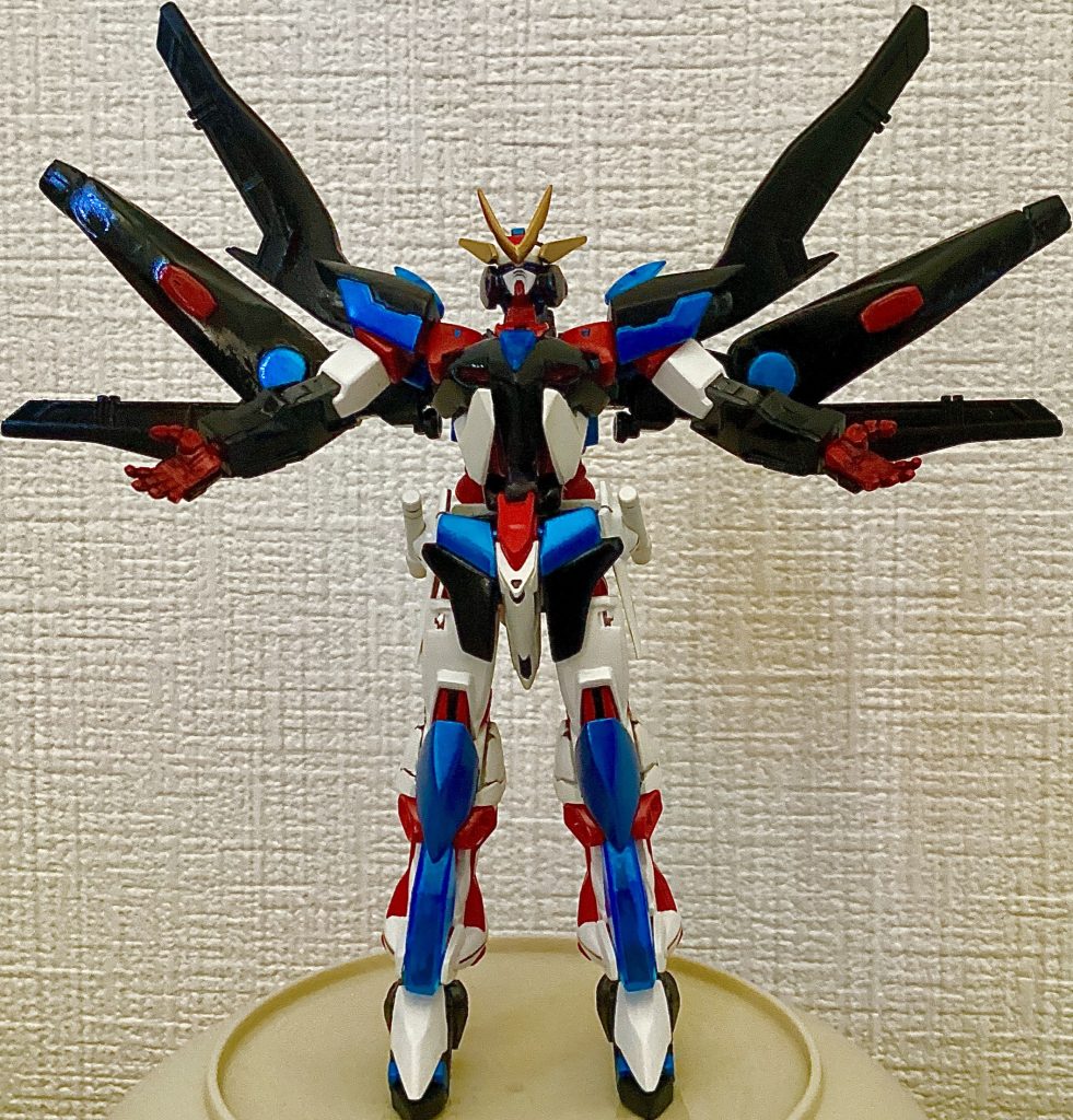 背中のバックパックは翼として展開するように作りました。