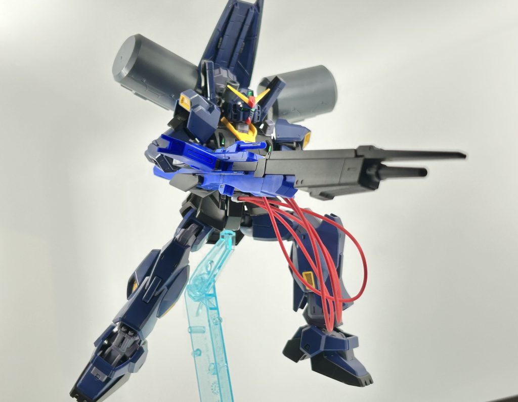 バックパックのシルエットは時代的に後々のギラドーガ重装型に繋がるように配置