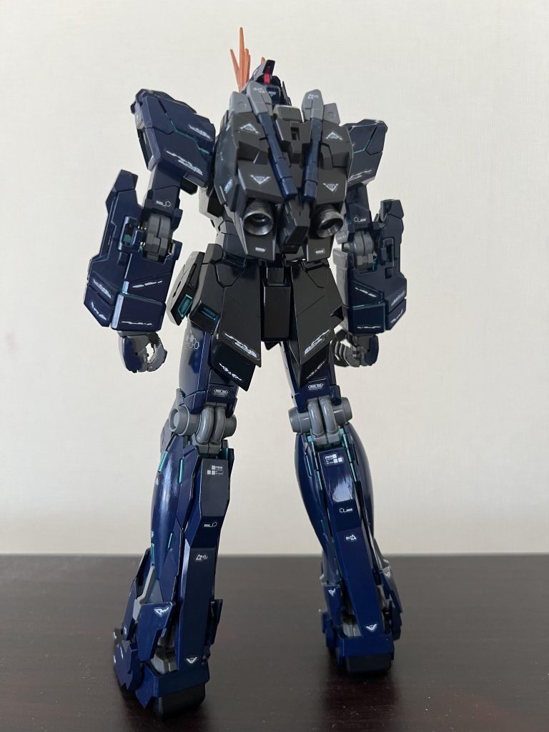 バックショットです。基本はタミヤアクリルのロイヤルブルーと、ボディと腰回りは水性ホビーカラーのミッドナイトブルーを筆塗りしてみました。