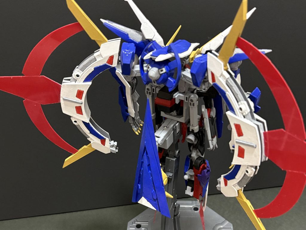 オルテギアは一部差し替えを交えて再現しています。重量が一気に増えるため、アクションベース1と専用の接続パーツで支えています。エナジーウイングは赤色の0.5mmアクリル板を切り出して作成しています。