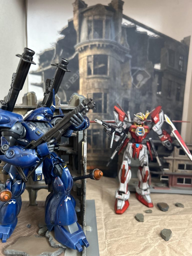 自分が作ったオリジナルガンダムと戦闘中のイメージショット