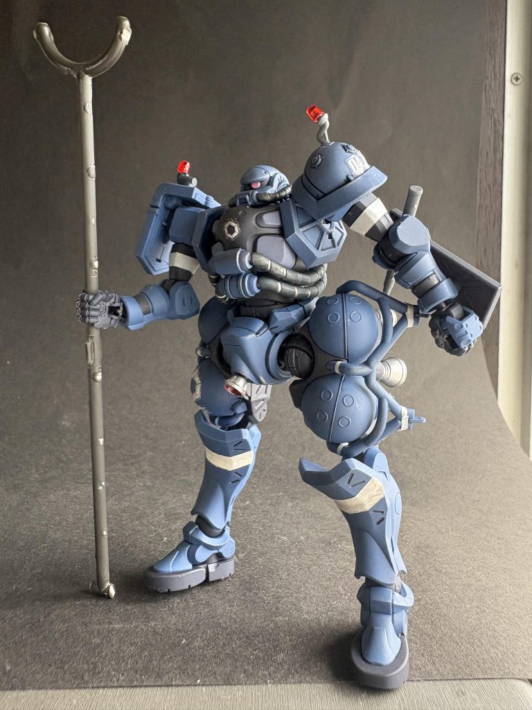 無改造、部分塗装、シールフル活用でトップコートぐらいしかしていないので追加武装を持ってもらいました。これはランナーから切り出して作った電磁刺股。