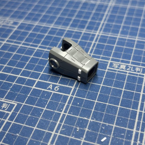 現在、肩.腕.脚の制作中。共に完成ではありませんが、ここで紐付け用に一度制作途中投稿。肩と腕は、スジボリとプラ棒と削りで段落ちを作り、凹凸を表現。脚は、形状変更中。（2枚目）
